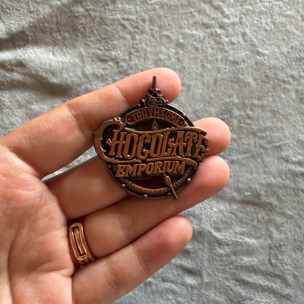 Universal Orlando Toothsome Chocolate Emporium Collectible Pin - B781